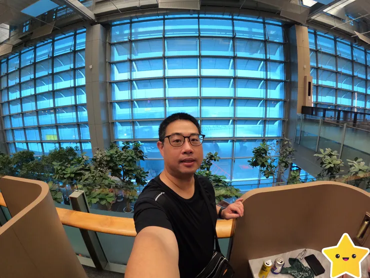 窗外是停在樟宜機場第三航廈的華航空中巴士A350客機!此時窗外正下著傾盆大雨!