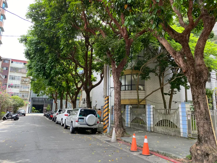 公館街旁的萬福國小