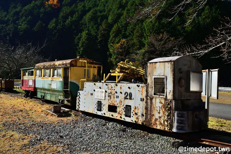 陳列在大門外過去礦業鐵道使用的電力機車和客貨車輛