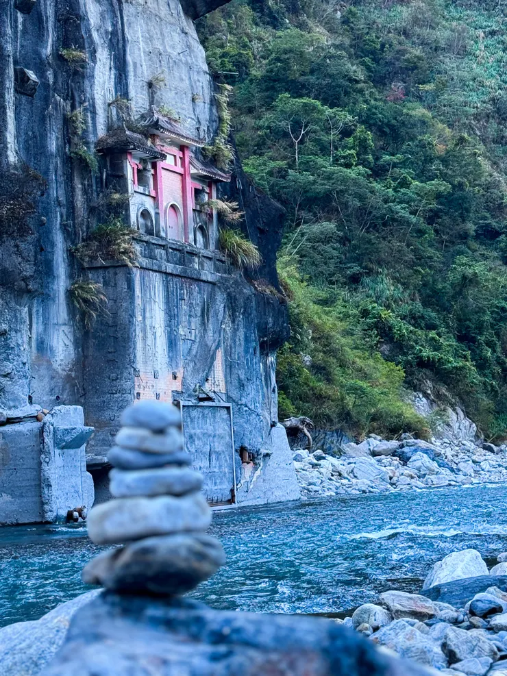 後來因為風災及地震，河床總淤高約30米就變成現在的樣子了～