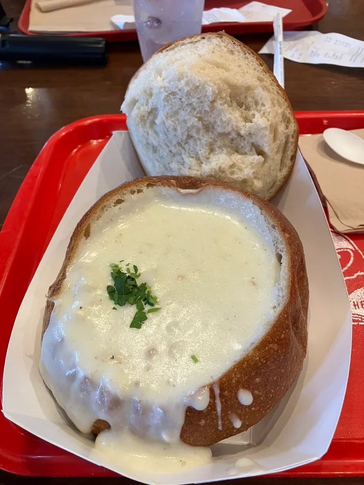 建議兩人一個，因為超飽...根本吃不完（蛤蠣濃湯）