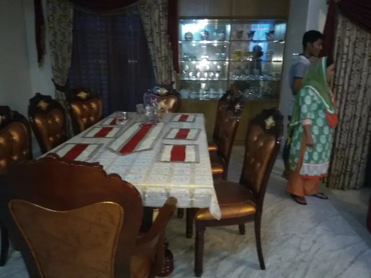 雖說這個家族都移民了 剩下老弱婦孺及佣人等待移民通知, 但看這餐廳 就知道以前有多風光