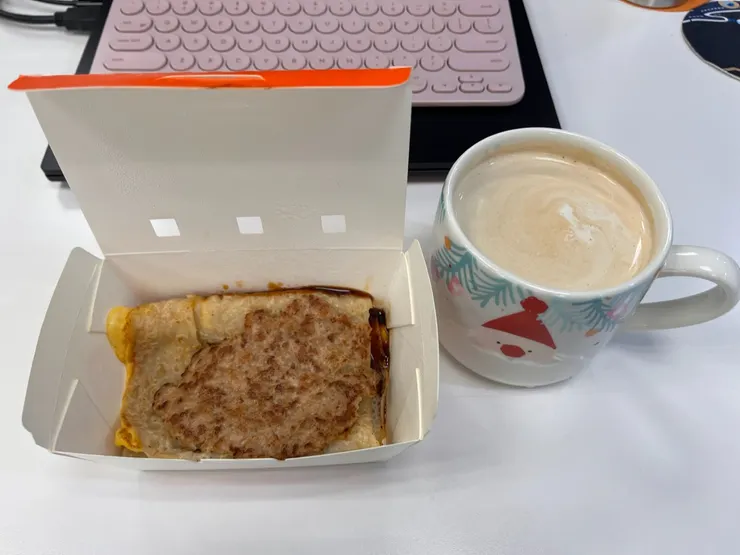 真芳的河粉蛋餅+起司+肉排、自製熱拿鐵。