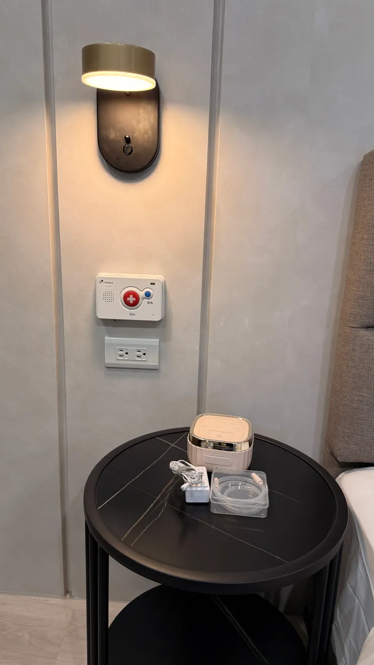 緊急鈴在床頭，電話在另一邊的床頭，還有好用的小白熊電動擠乳器（耗材要自己買，月中可代購）