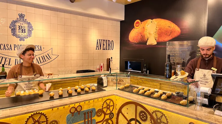 套組一杯飲料和一塊鱈魚蛋糕