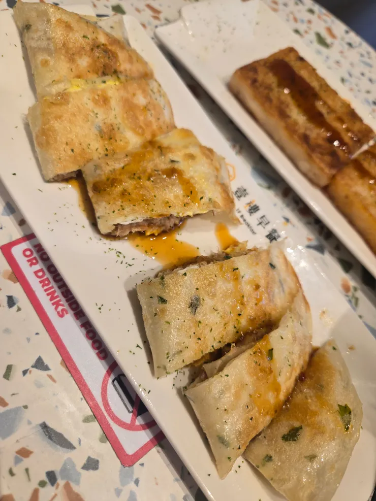 我最愛的蛋餅就是要皮有煎到這樣微脆的！