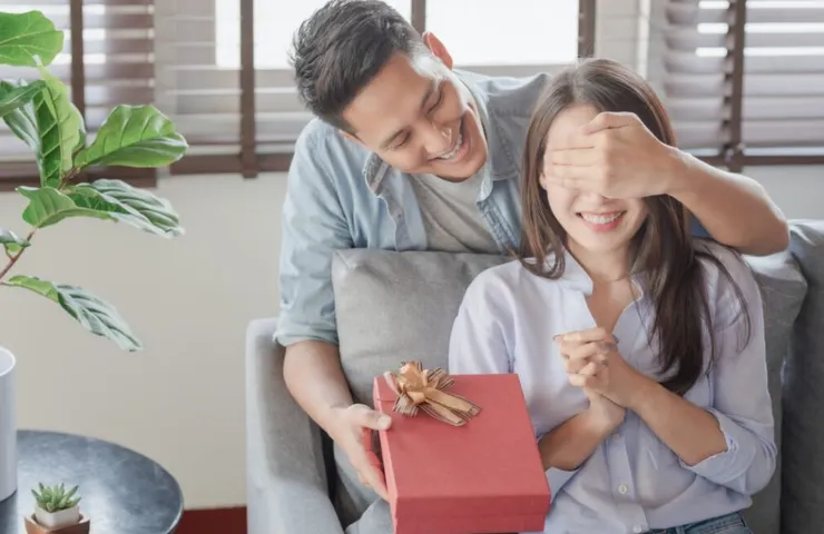 經濟獨立是妳的底氣,但這不代表妳要拒絕對方的疼愛。他送妳禮物是心意,他請妳吃飯是禮貌。圖/123RF圖庫