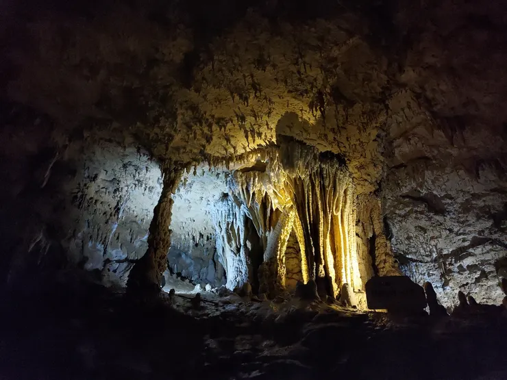 彷彿是地穴王國的宮殿