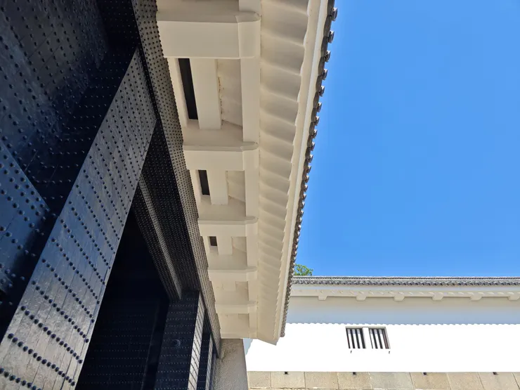 渡櫓外部，槍落出口在櫓門的正上方，敵人在下方難以察覺