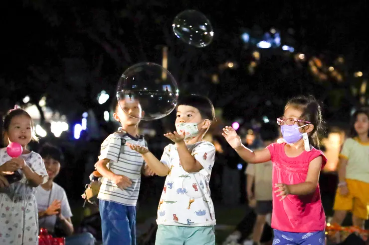 魔術泡泡秀讓小朋友在夏夜留下繽紛的回憶