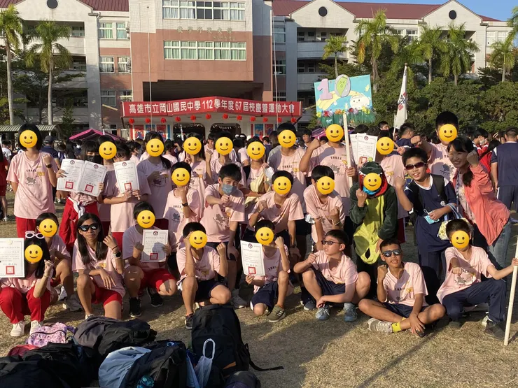 七年級的這一刻，值得紀錄😉因為明年就長大了😂太陽炙熱到大家連眼睛都睜不開😅😅但是還是有孩子堅持恐龍裝從頭穿到尾，佩服啦😁😁