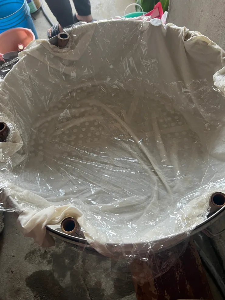 鋪好蒸粿布和年糕紙的蒸籠，角落處的圓形物就是「粿管」