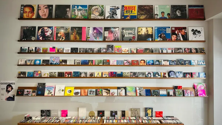 爛調唱片行3.0一樓兩側有陳列架，能清楚看到唱片的封面。（照片提供／爛調唱片）