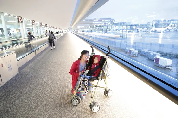 2017子祐到東京參加輔具大展，等待登機時的模樣。