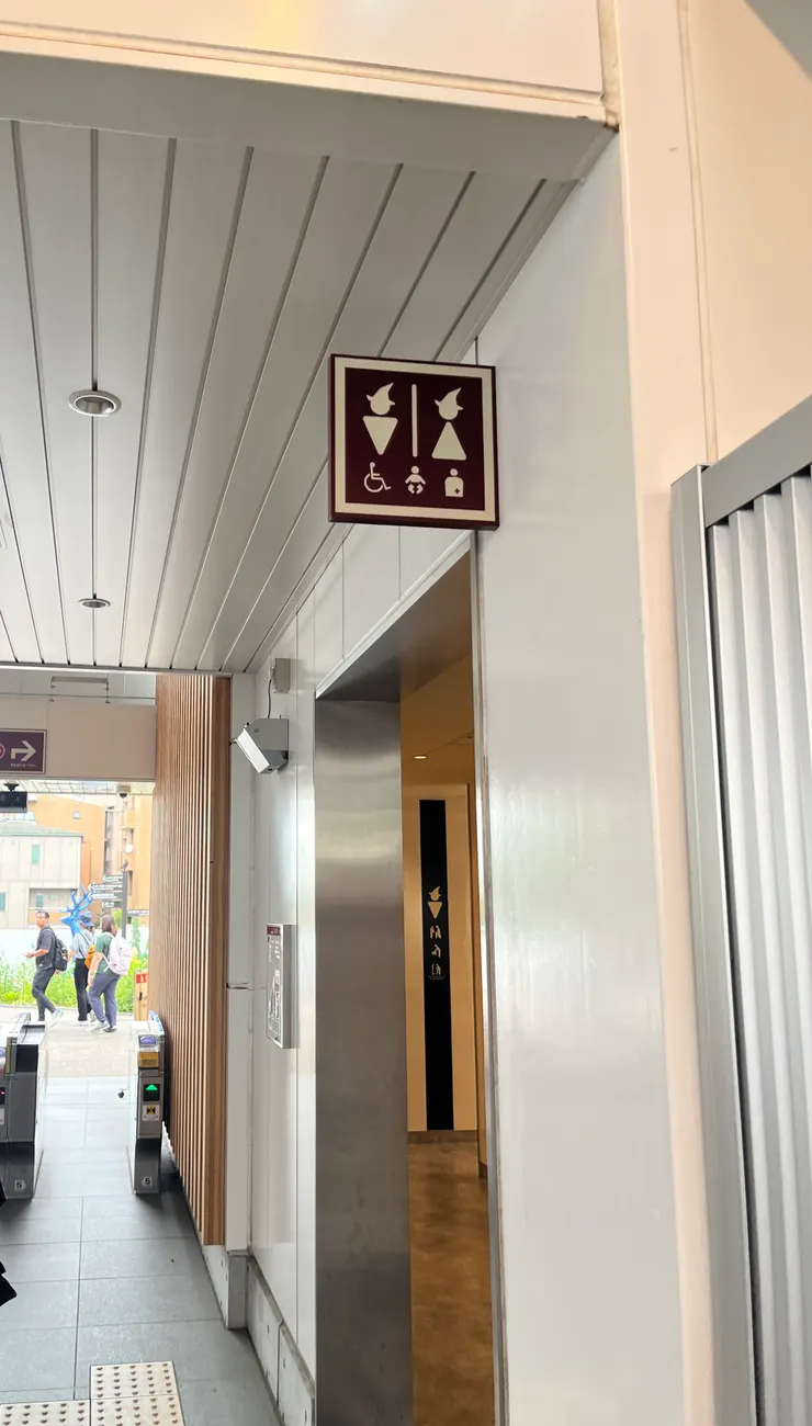 廁所的男女圖示很可愛，是女巫的圖案