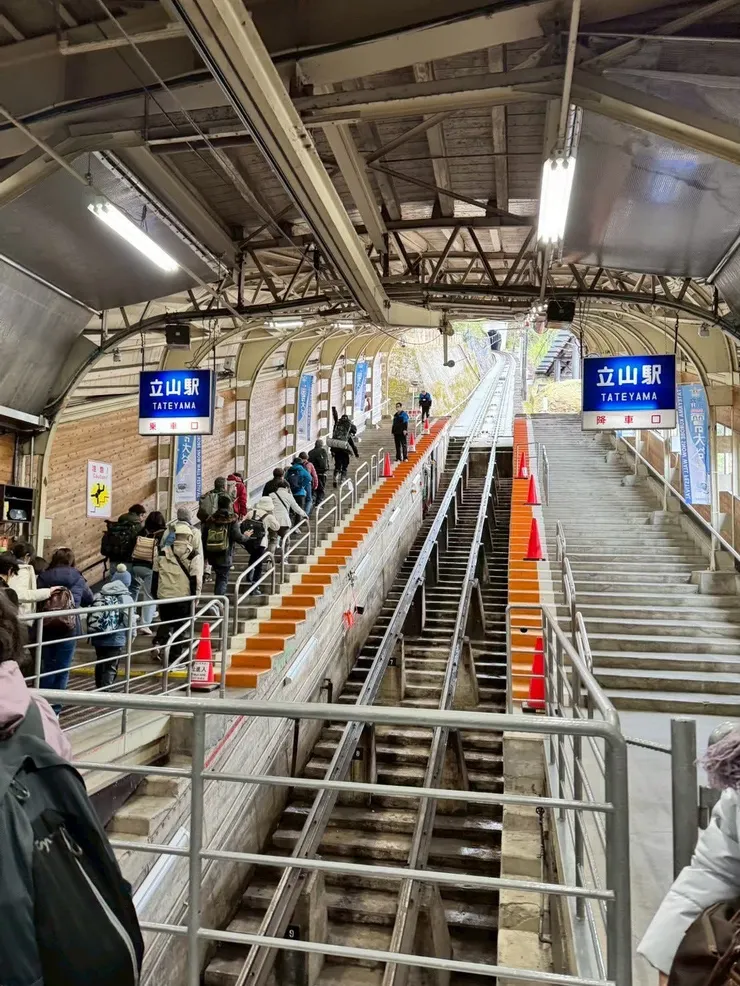 左側是上行（出發），右側則是下行（抵達）