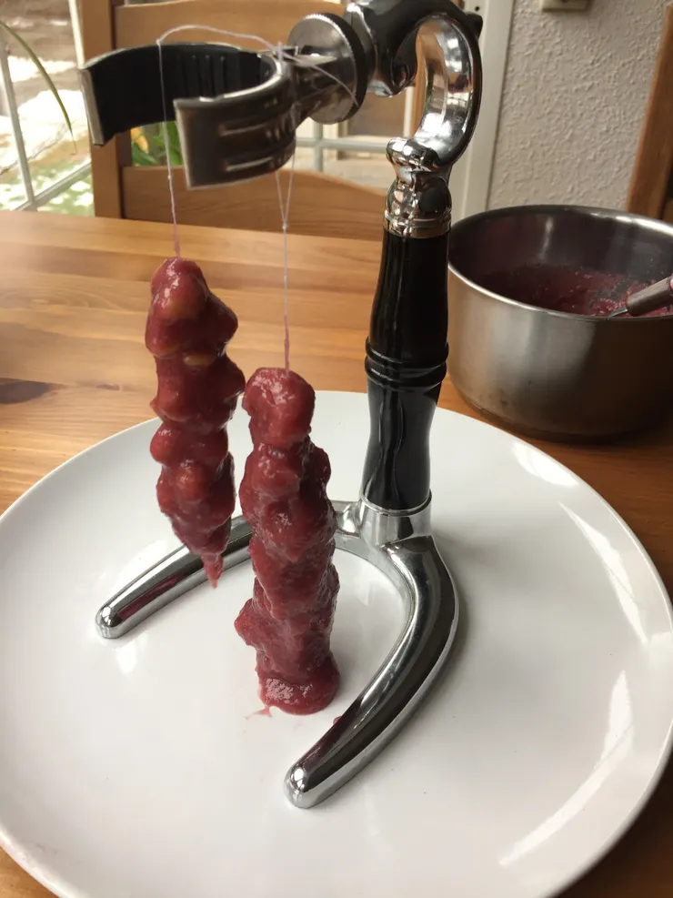 我用家裡的虹吸式咖啡壺當臨時架子😝，後來有再把掛得比較低的那一串抬高一點