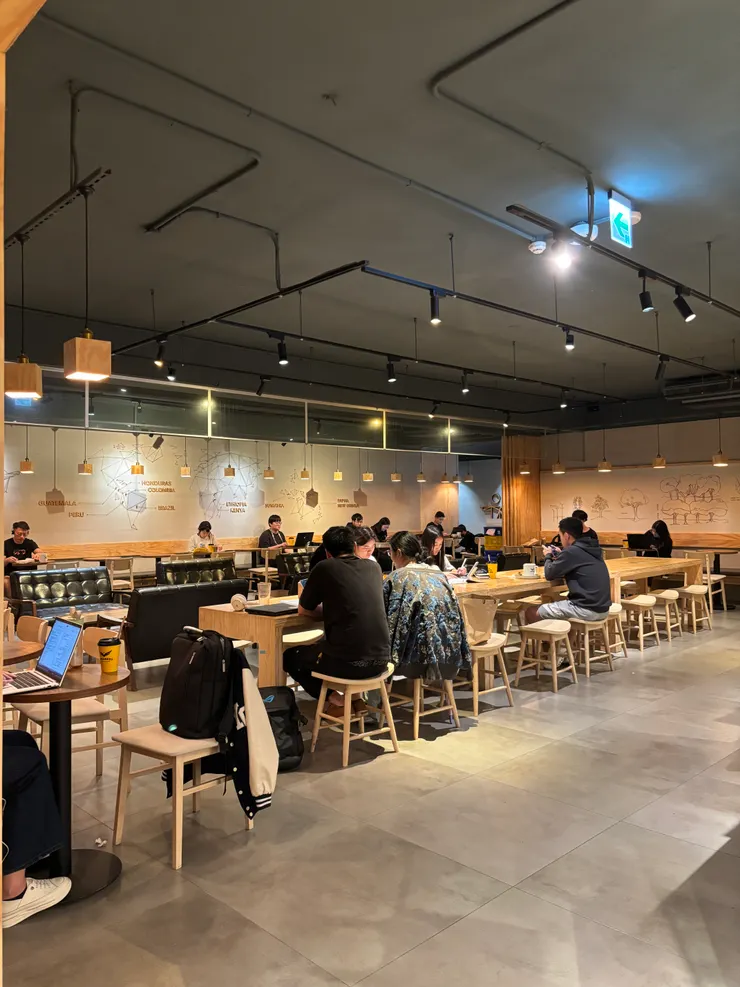 Dreamers Coffee Roasters 微風復興｜櫃檯前有滿滿的座位