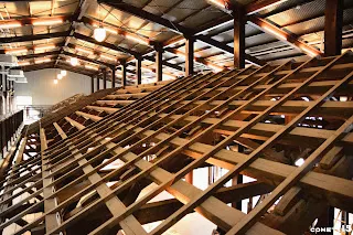 木造的庫房在鋼棚下重組