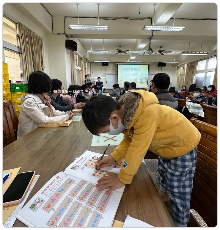 每一次都陪哥哥參加的懿在會議室裡做自己的事不吵鬧。