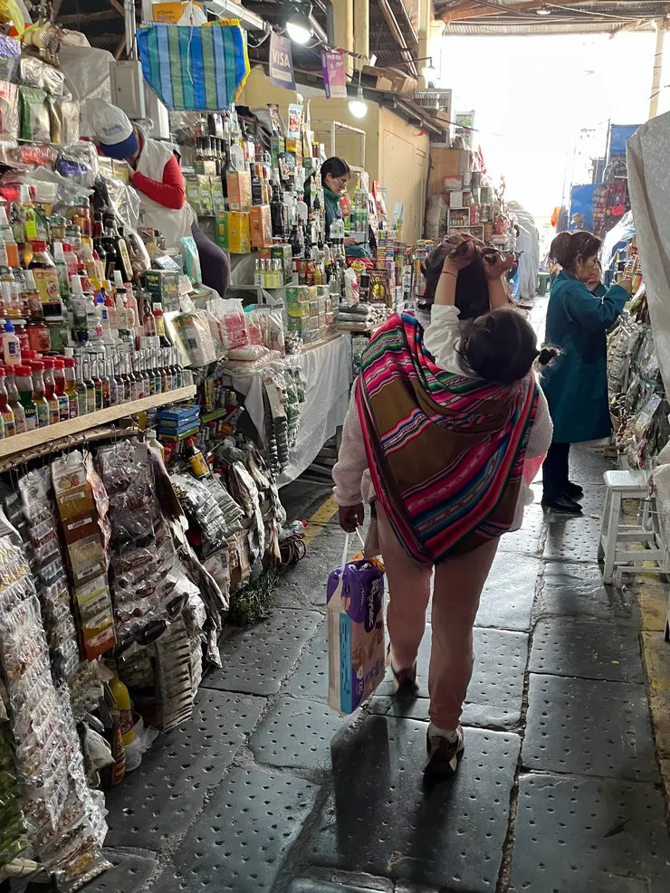 祕魯的揹袋很實用，可以用來揹孩子。