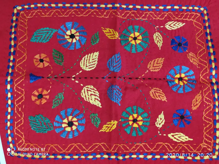 這些都是鄉下女孩手繡出來的 