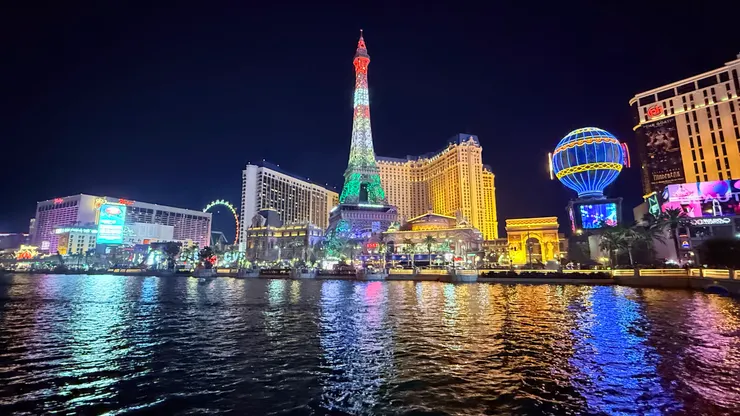 人工湖對街是巴黎人酒店