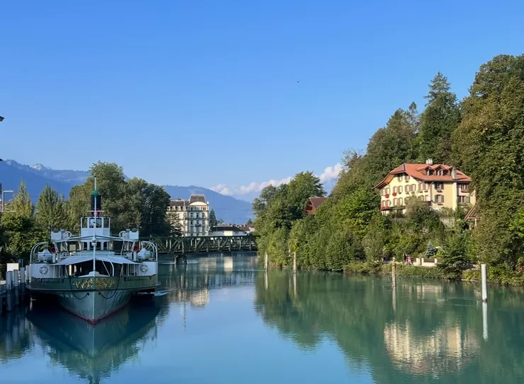 我們的船離開碼頭，開始航行