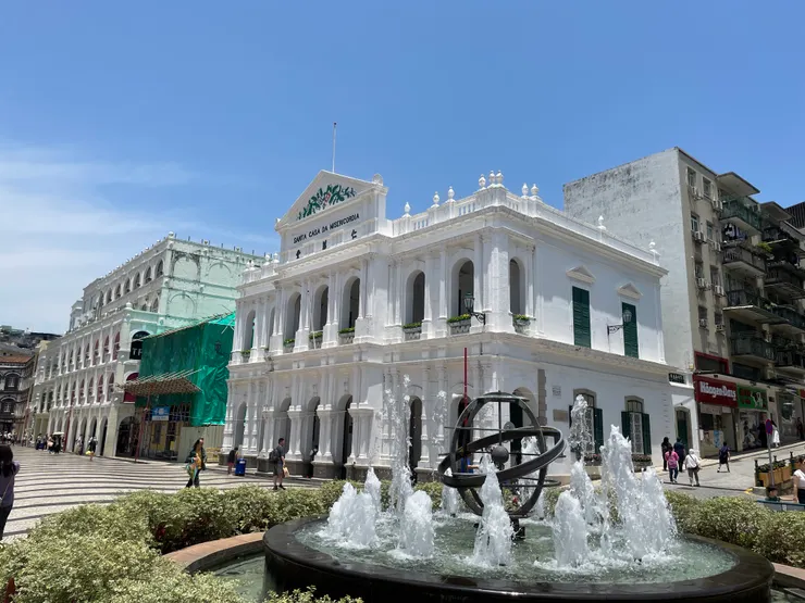 議事亭前地，水池一景。