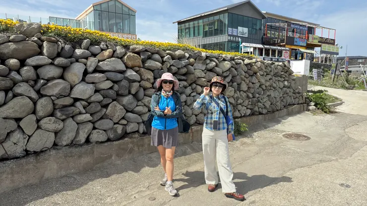好幾家咖啡館，繼續走有更多秘境咖啡館，但沒時間停留。