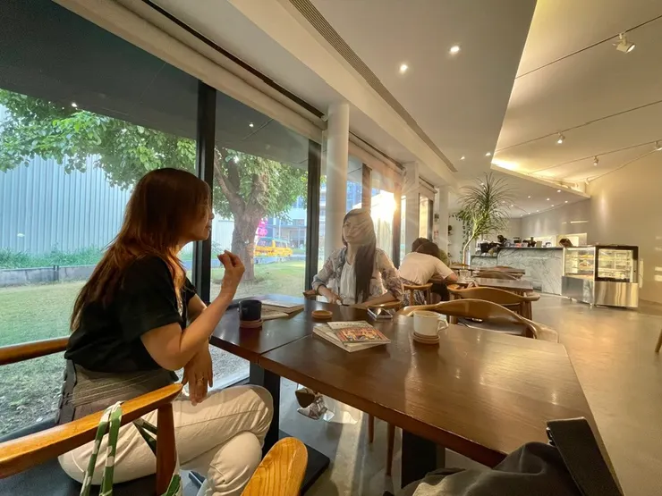 聽這些話的時候，傍晚的陽光時光恰好灑在頭肩之上，就像智慧"Enlightment"說的就是“如光的啟發”點亮世人的心與平凡的一天