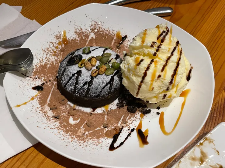 黑巧克力布朗尼佐香草冰淇淋 170元