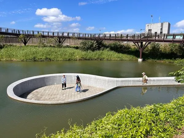 陪媽媽來雙溪溼地公園散步