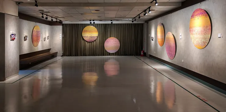 積吶虹光，〈青天白日滿地「虹」心球〉，2019年，壓克力顏料、紙，單顆120 X 120 cm。在醫院與公共空間之中，這些作品不要求被解讀，而邀請被陪伴。它們以低語的方式存在，為等待、療癒與思考提供一個安靜的場域。