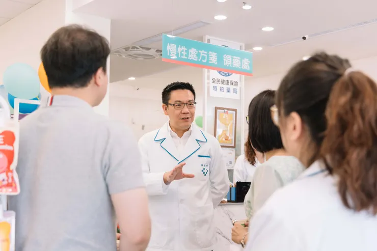 圖說：透過「慢醫療」互動環境，藥師在諮詢過程中與民眾雙向溝通，除了給予專業意見，更有助於化解患者的背後焦慮。（資料來源：偉信藥局）