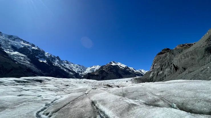 親子衝突的當下，有如行走在窒礙難行的冰山上。(Cook Mount. NZ)
