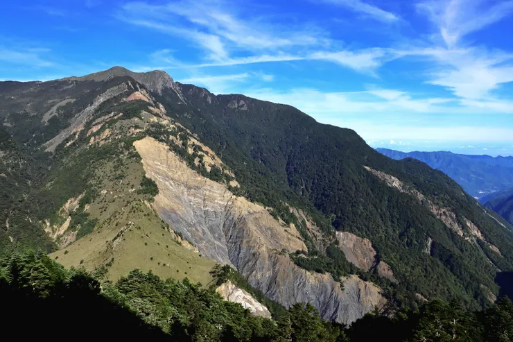 八通關山近觀金門峒斷崖