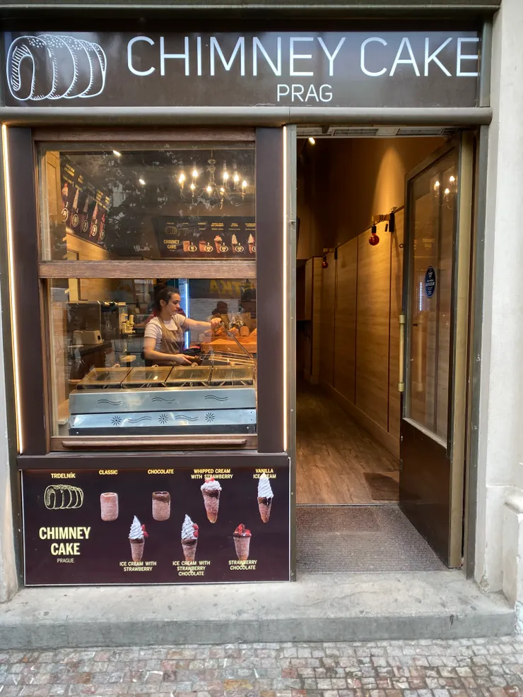 ▲廣場街邊有販售捷克傳統點心「煙囪捲」，飄來陣陣麵團香氣與焦糖香，讓人食指大動！