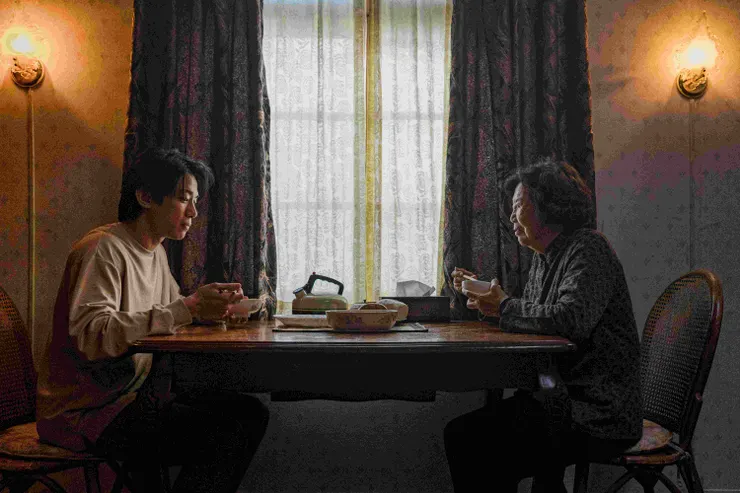 看似是與奶奶相處,其實是李望哲要回去面對母親時的愧疚。