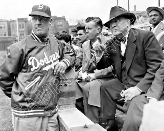 1949年Shotton(左)和道奇隊老闆Branch Rickey（來源：our3doxies.com）