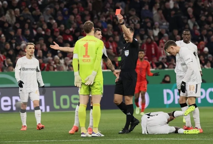 球證出示紅牌把紐亞驅逐離場