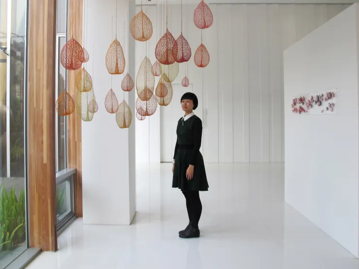 黃裕智〈珠玉〉於２０１６年「找我」展場，菲比擔任該展策展人。攝影：Chu