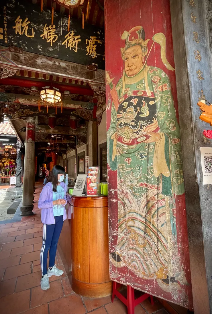 慈祐宮門神之一的太監:女神廟(馬祖、觀音)的左右門神常是太監、宮娥