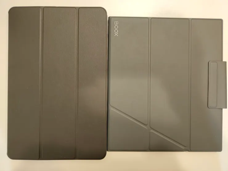 與小米平板6 (左)相比,Boox Note Air 3 (右)明顯吃掉更多桌面空間