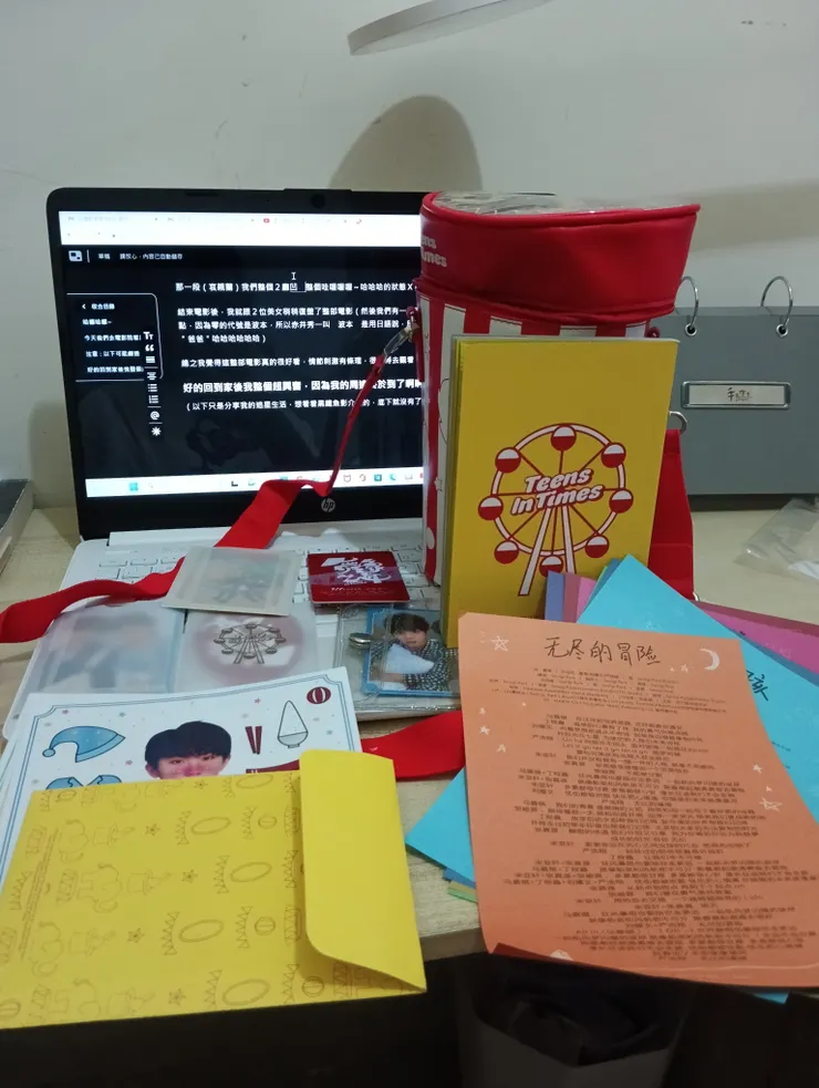 專輯桶、可以亂揉(?)的歌詞紙、明信片、全員換裝貼紙、吊牌、雙人卡x7、團卡x1、pb一本、熱感小卡兩張、cd一張(不過我買的是沒有cd的)