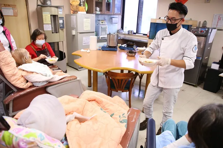 龍哥斯特主廚端上現場烹煮的龍蝦濃湯