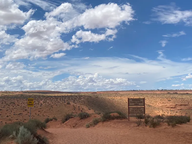 Lower Antelope Canyon 的表面。壯闊的峽谷地形隱身在這地表之下。(圖:予晞)