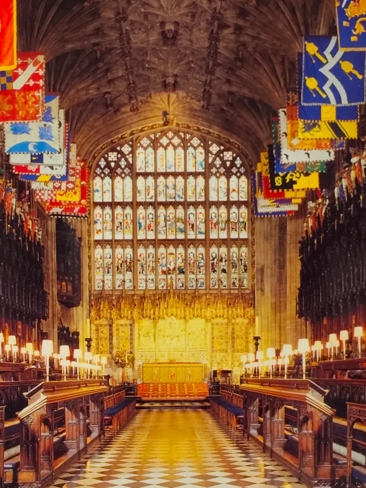 皇室成員婚禮在此舉辦，不少英國君主長眠於此