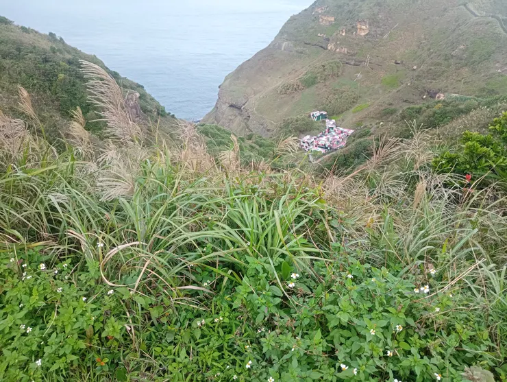 由步道俯視原軍營改設之聽濤咖啡廳