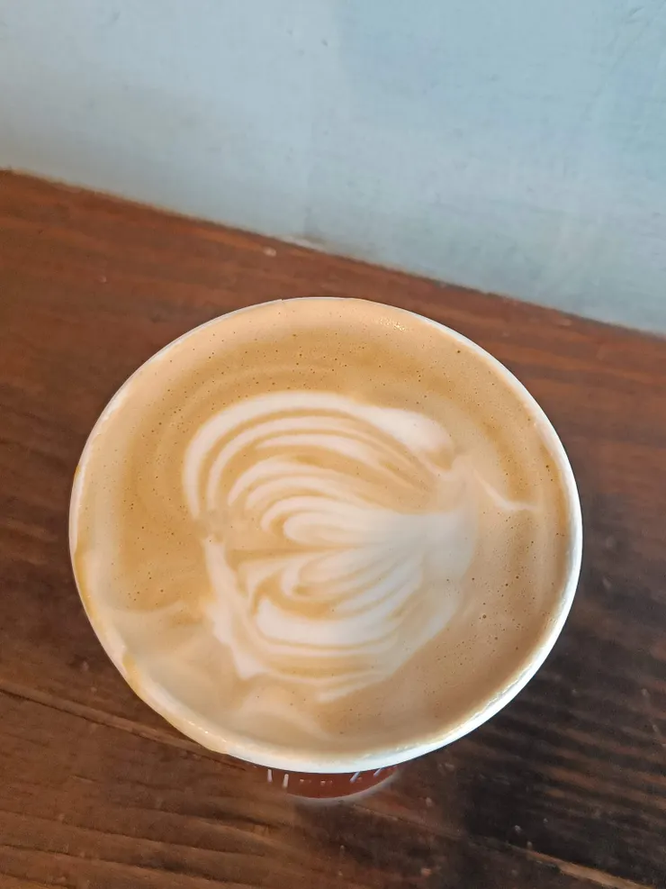 打開杯蓋時，拉花有點被我弄到了